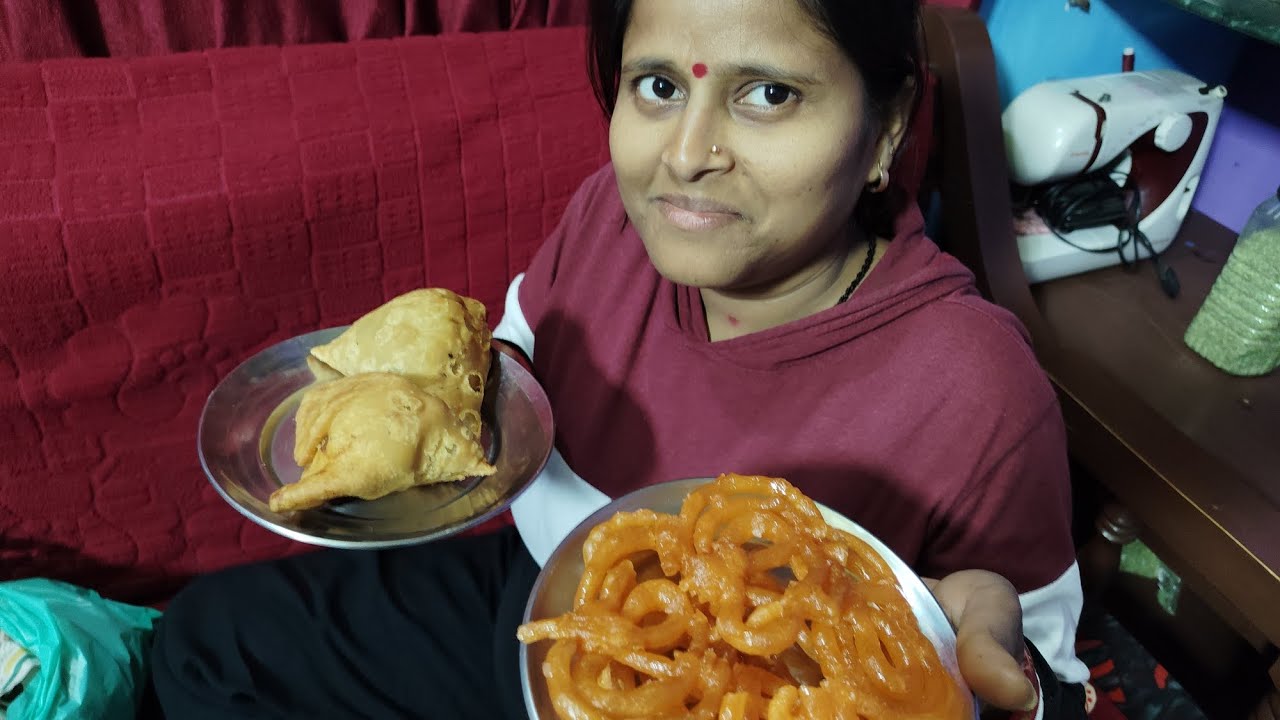 Yahan partyy🥳😋🥧ho rahi hain || Anasuya Parida 