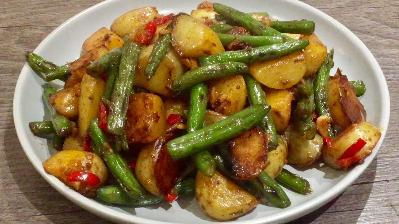 《四季豆燜土豆 | Stir Fried Green Beans & Potatoes》四季豆的爽口，土豆的粉，完美的結合。The perfect combination |家常素EasyVegan|