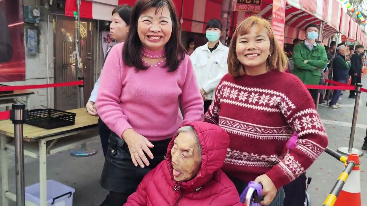 20260217 奶奶過新年來埔心五通宮領副總統蕭美琴的紅包，奶奶是第一個領的喔😊