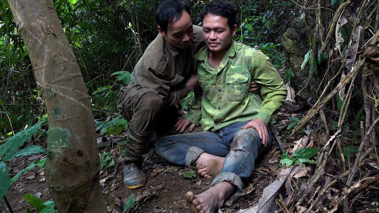 Rescue an injured hunter from the forest | LIVING OFF THE GRID | Episode 43