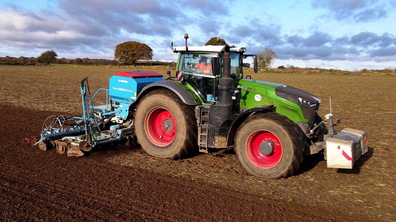 4Kᵁᴴᴰ WFL's Fendt 1050 Vario tractor drilling winter wheat with a Lemken Solitair 9 drill in Suffolk