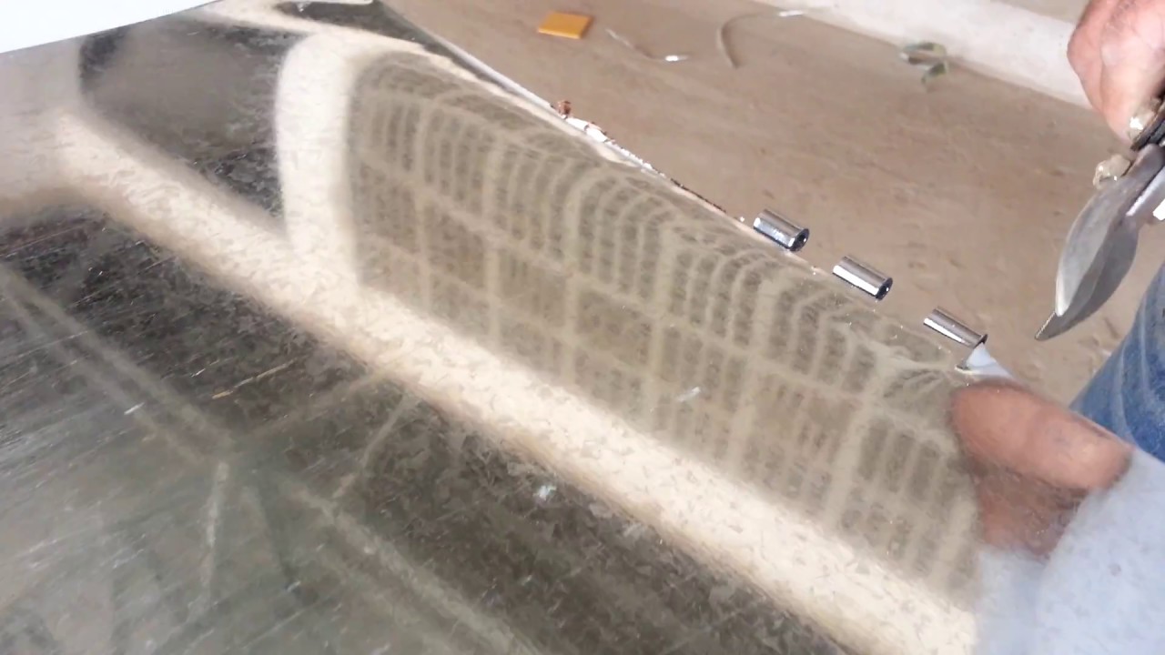 Fixação de chapa galvanizada em porta de madeira.