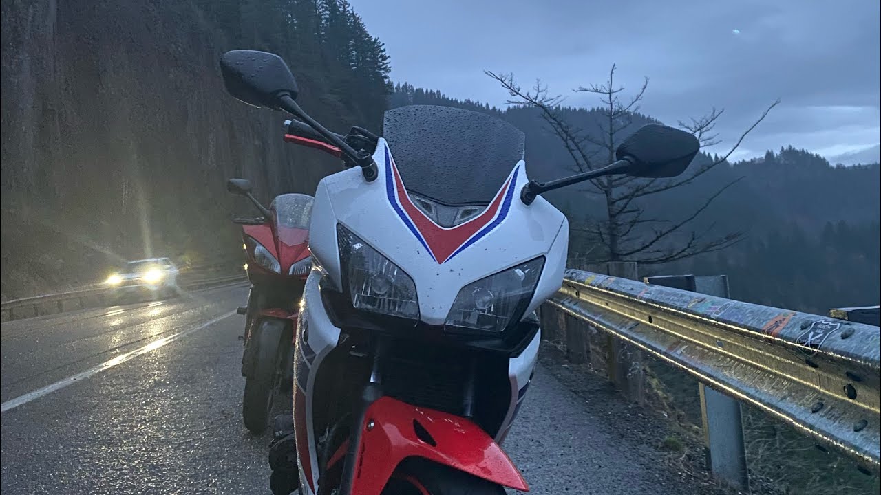 How does the Honda CBR 500r handle rainy conditions?