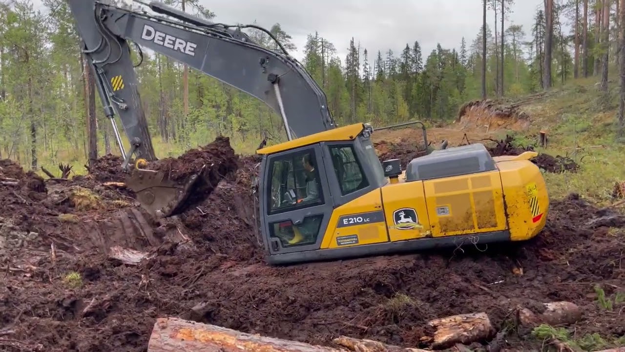 Экскаватор John Deere E 210lc утонул в болоте!  Спасение утопающего дело рук самого утопающего!