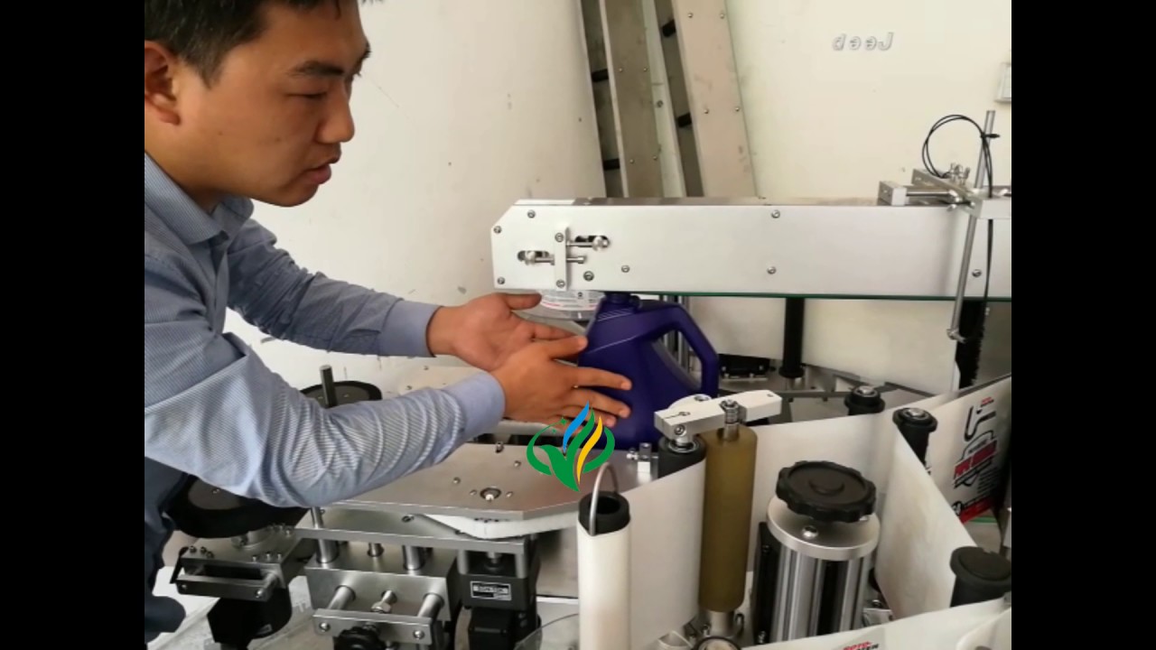 Double side labeling machine video for machine oil flat bottle front back sides label applicator