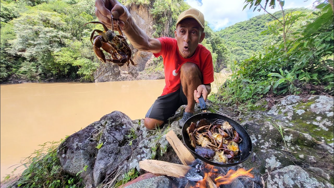 Don jose pesca cangrejos y los cocina en el río torola