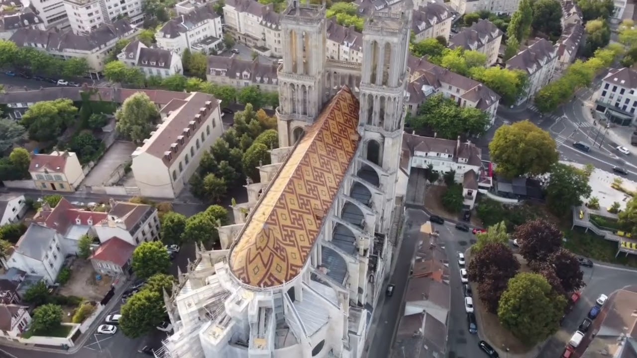 La Collégiale de Mantes la Jolie by drone 4K