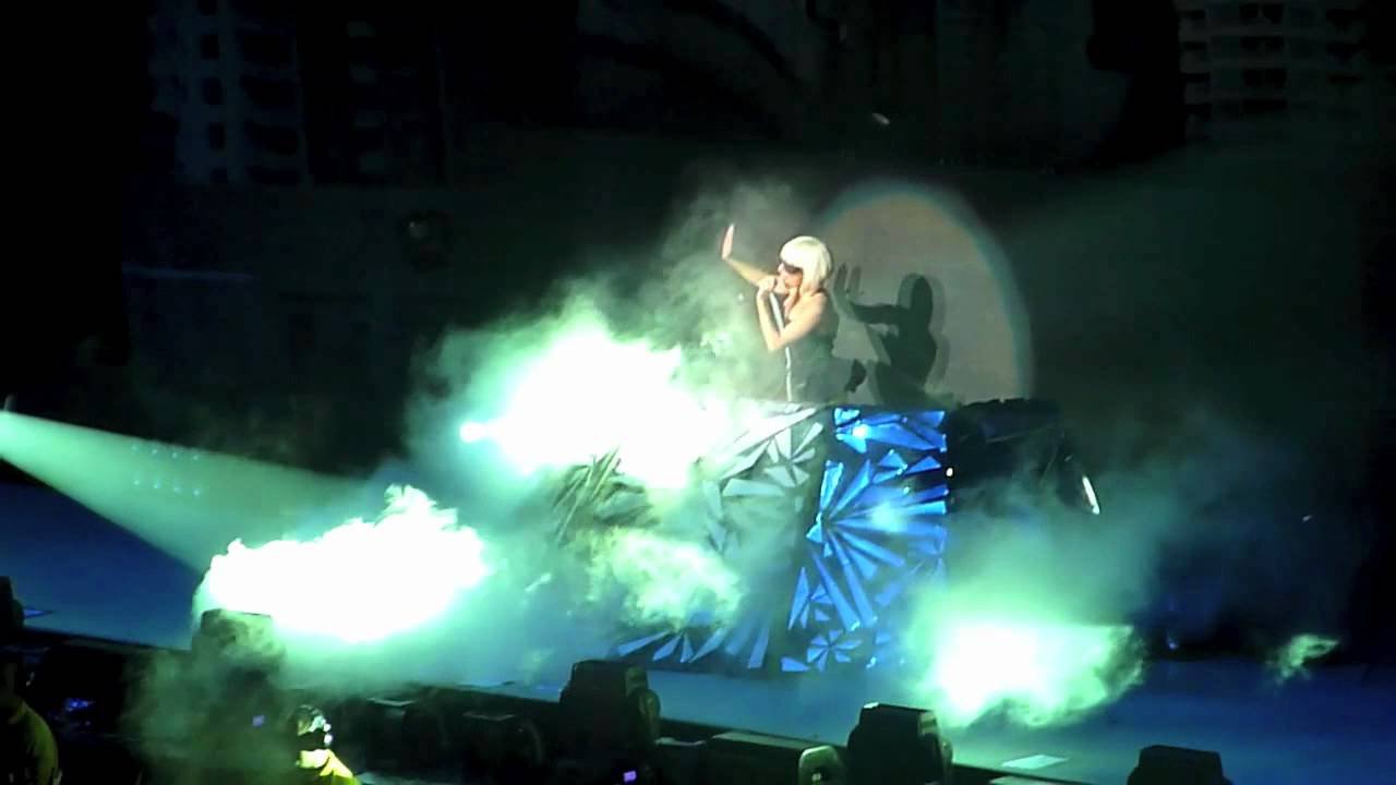 Lady Gaga - Paparazzi (intro) / LoveGame MELBOURNE 27/5/09