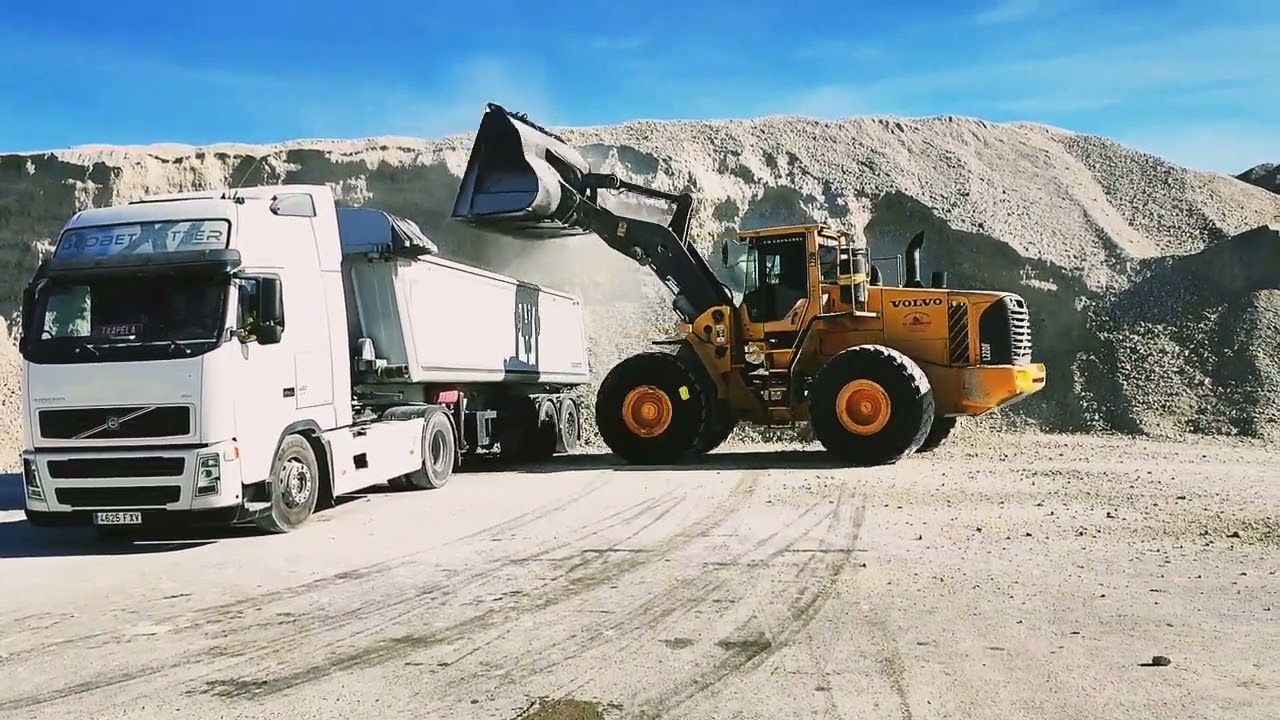 Volvo L 220 F cargando camiones