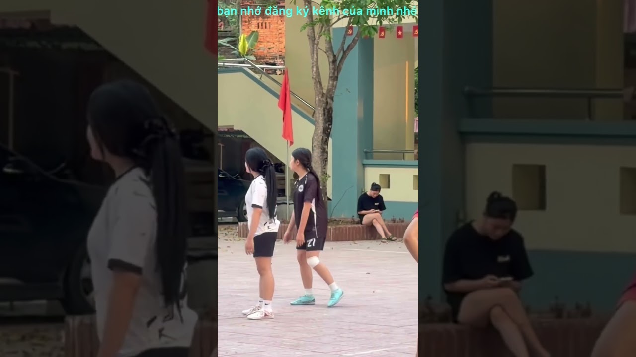 Pha sút sa của nữ cầu thủ xinh đẹp….vào….vào…
