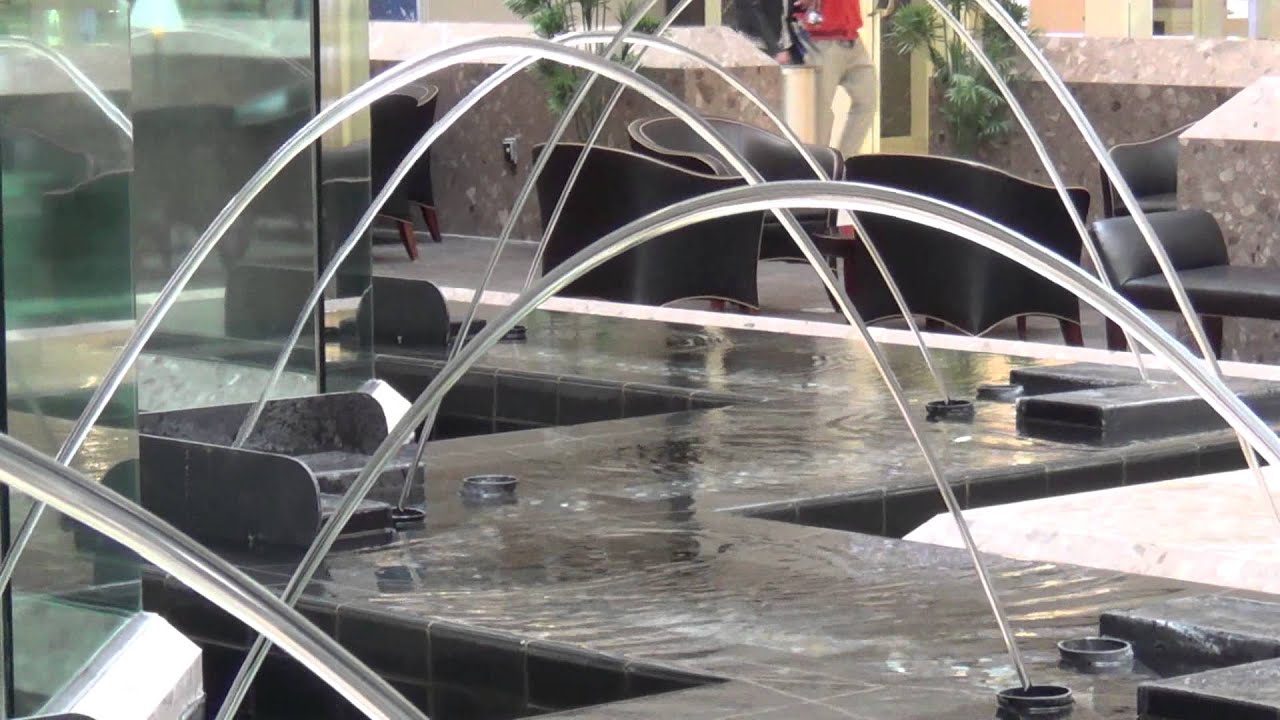 Jumping fountains at MacArthur Mall