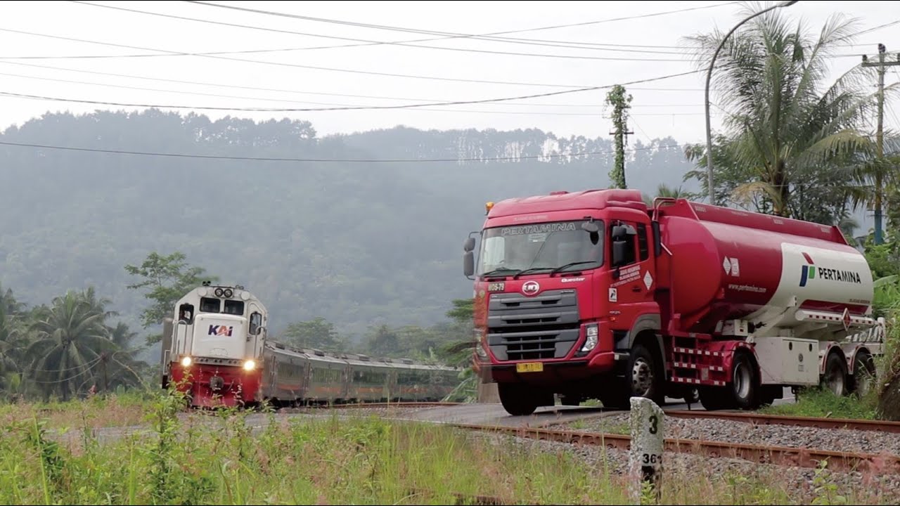 VIDEO KERETA API | Ramainya Perlintasan Kereta Api JPL 382 Rawalo - Railroad Crossing Indonesia
