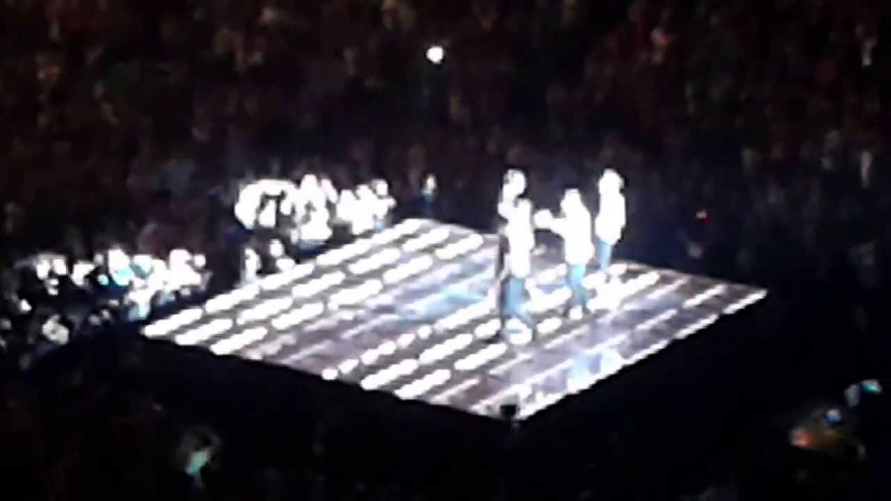 One Direction read live tweets from fans - Mpls, MN 7/18/13