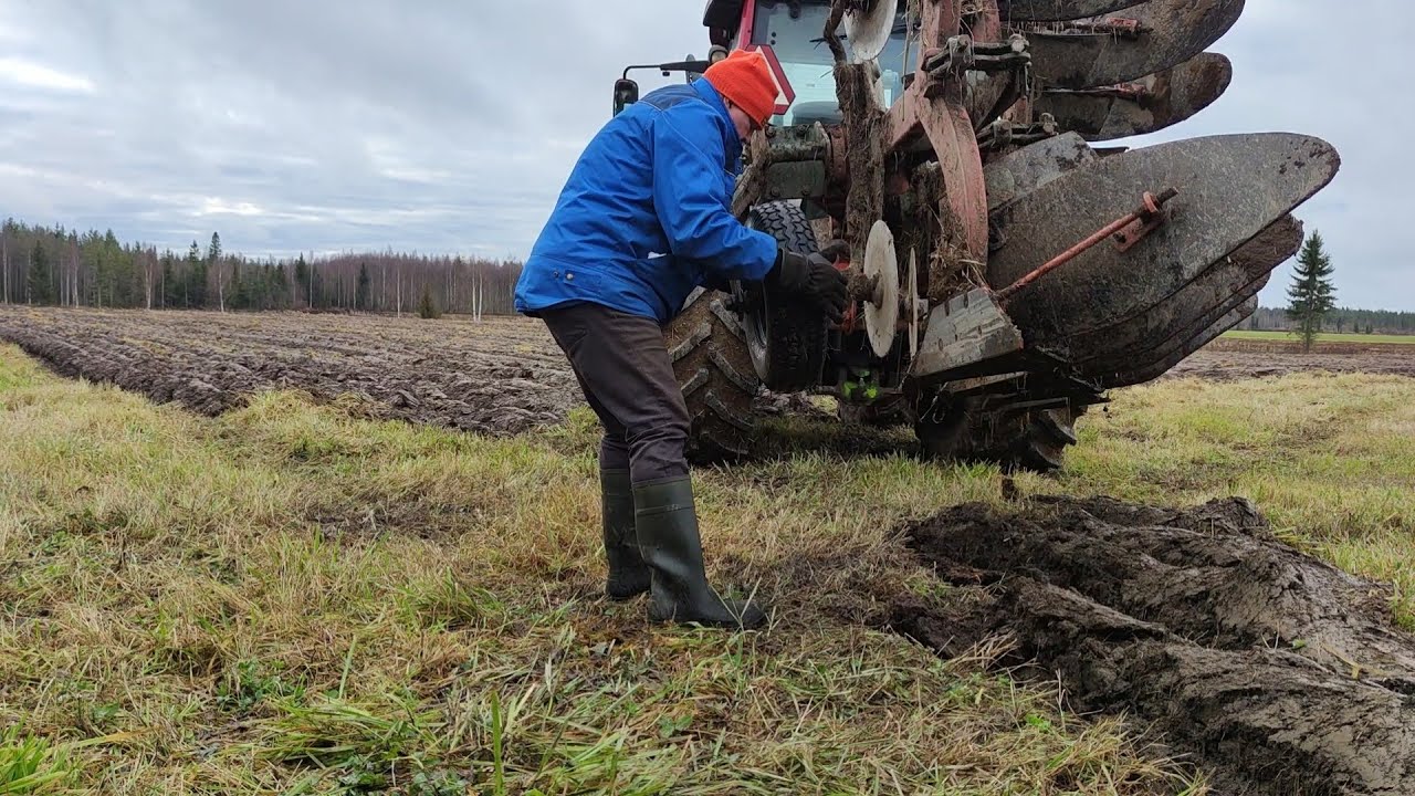 Kyntöä Valtra N 143 /  Kverneland