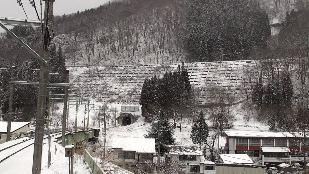 上越線普通列車　湯檜曽駅到着（ループ線通過）