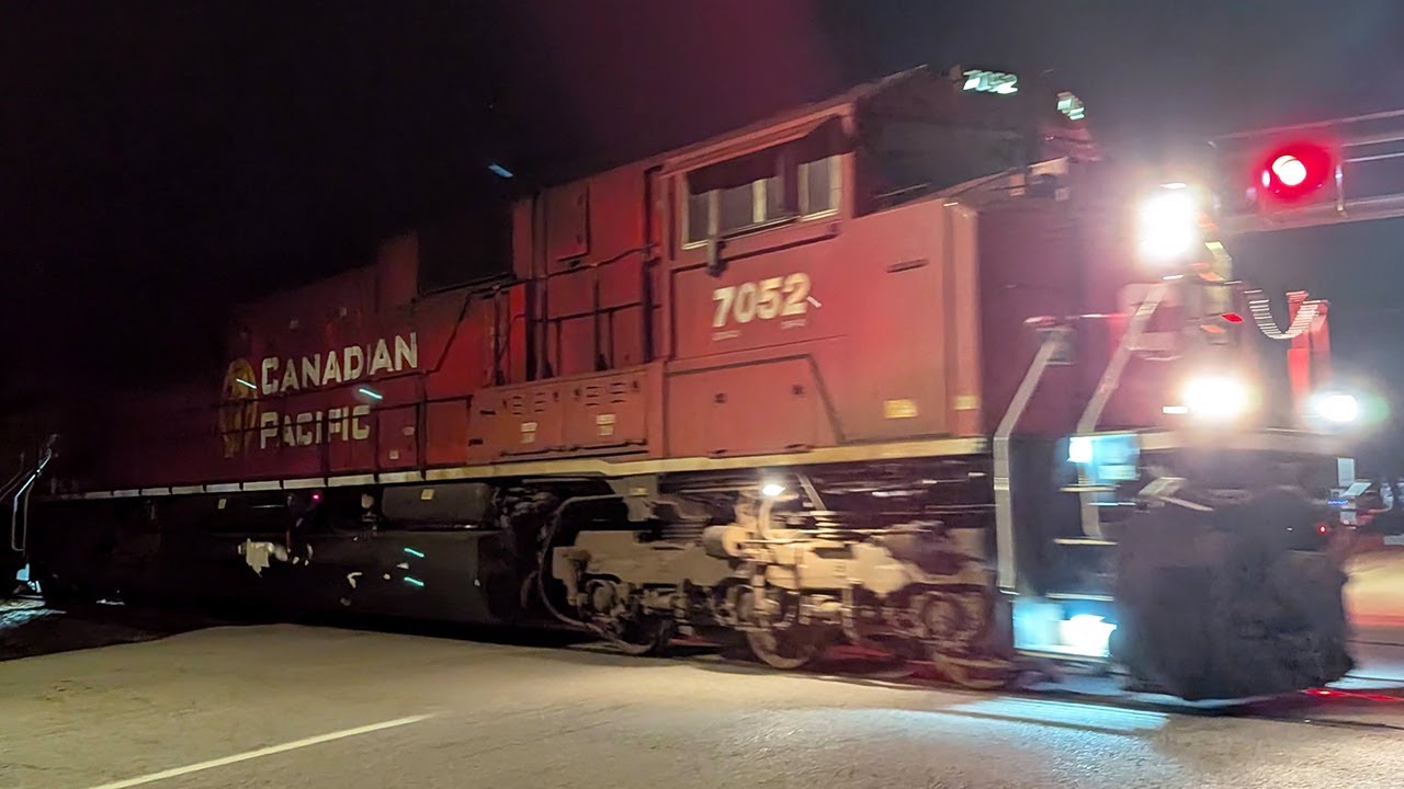 CP 7052 at Centralia, IL