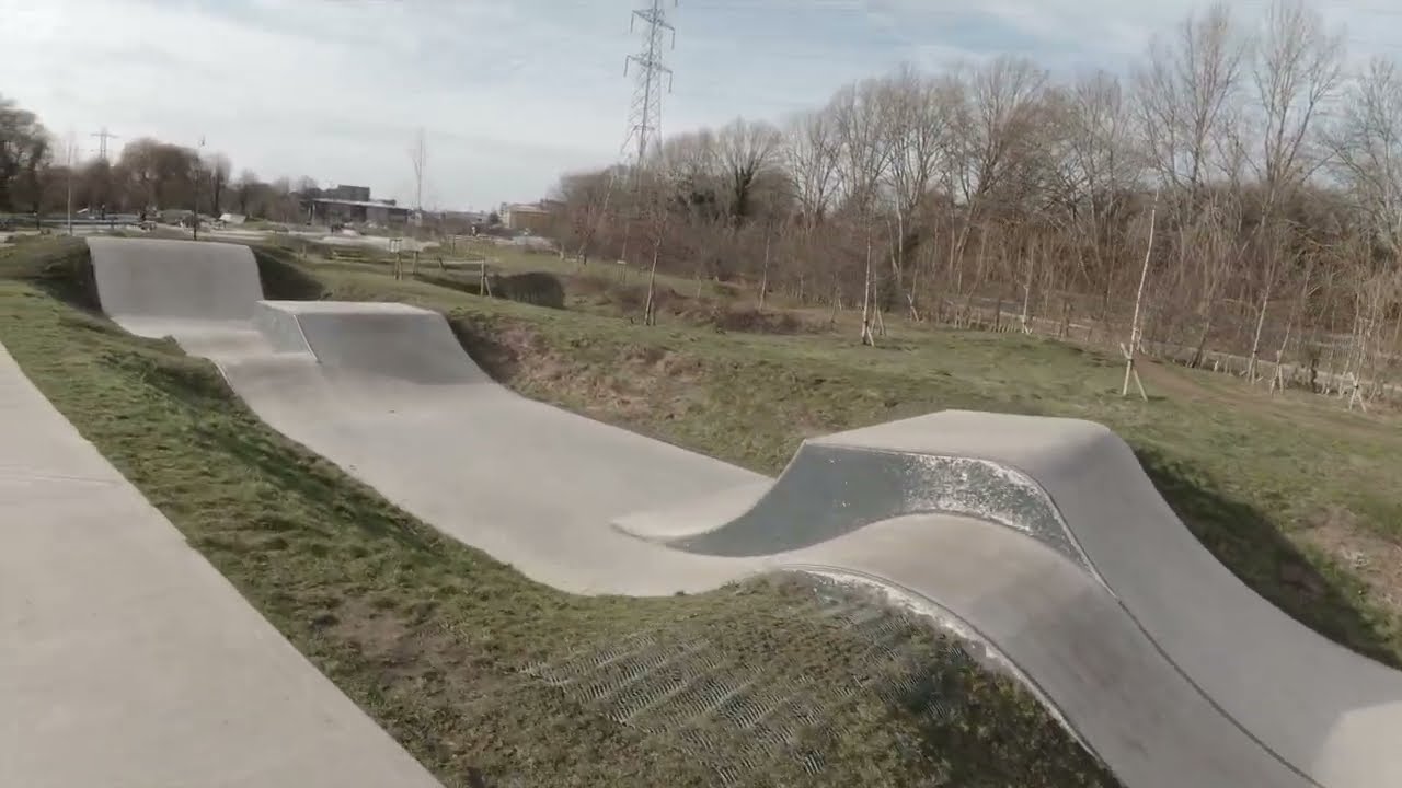 Skatepark View: OXHEY SKATEPARK