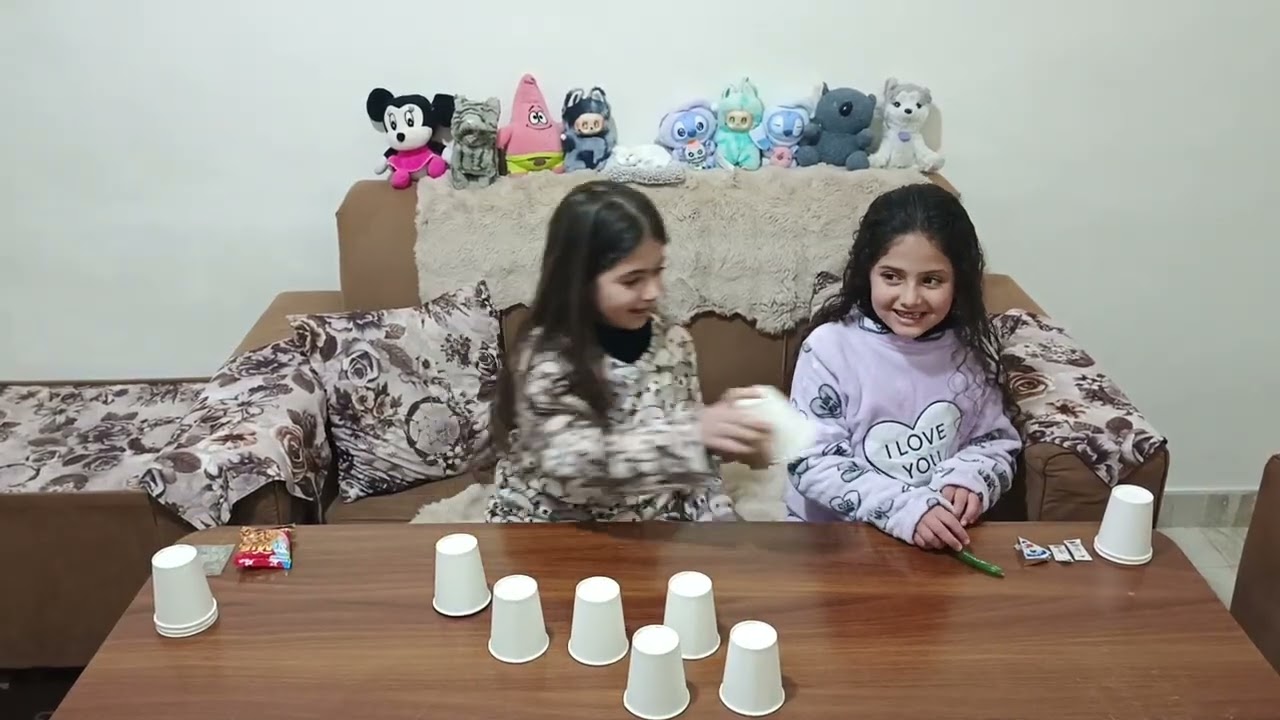 زينة وغزل 😍🤔 أخطر تحدي مفاجآت تحت الأكواب المقلوبة 😍🎉 | حظ ولا ذكاء؟
