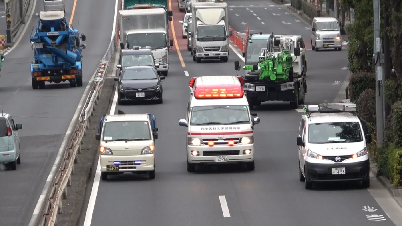 このシーンにはいつも心打たれる！渋滞の中、多くの人の協力を得て救急車が走る！献血供給事業団も緊急走行！
