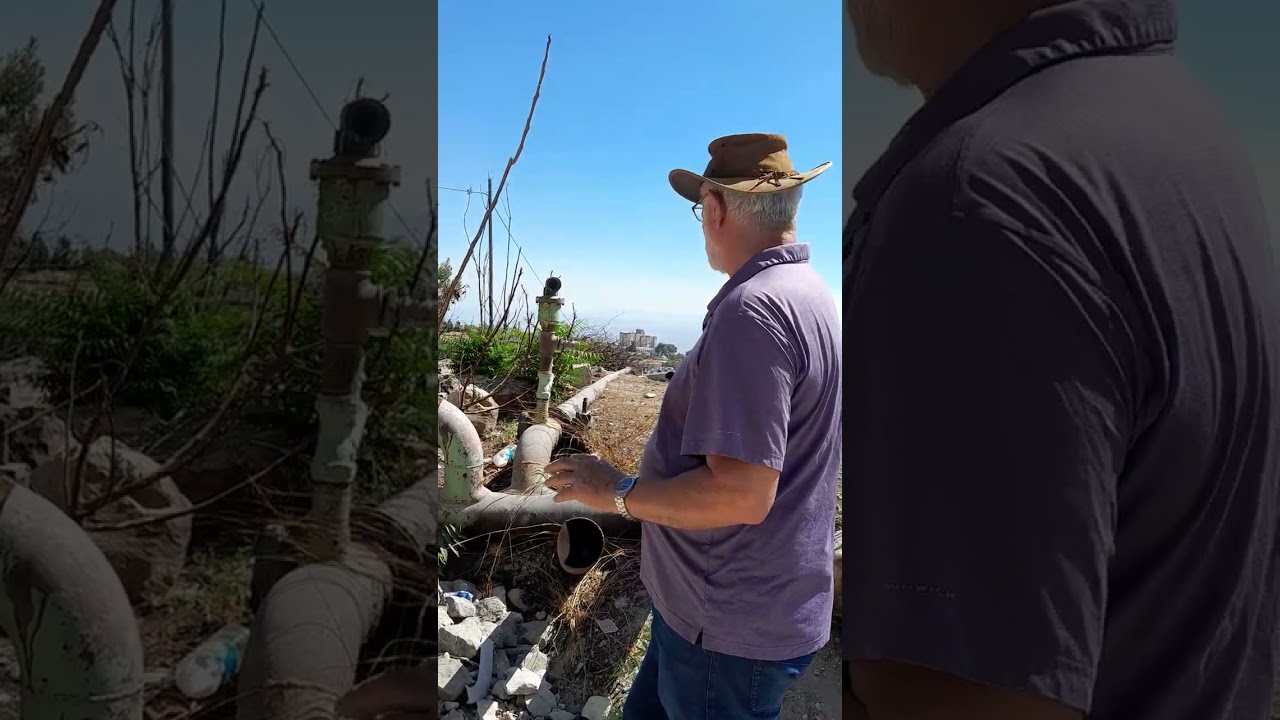 זאב פרל ראש העיר של צפת הישנה בא לבדוק את עבודות השיפוץ במקום,, ולספר על המצודה בצפת