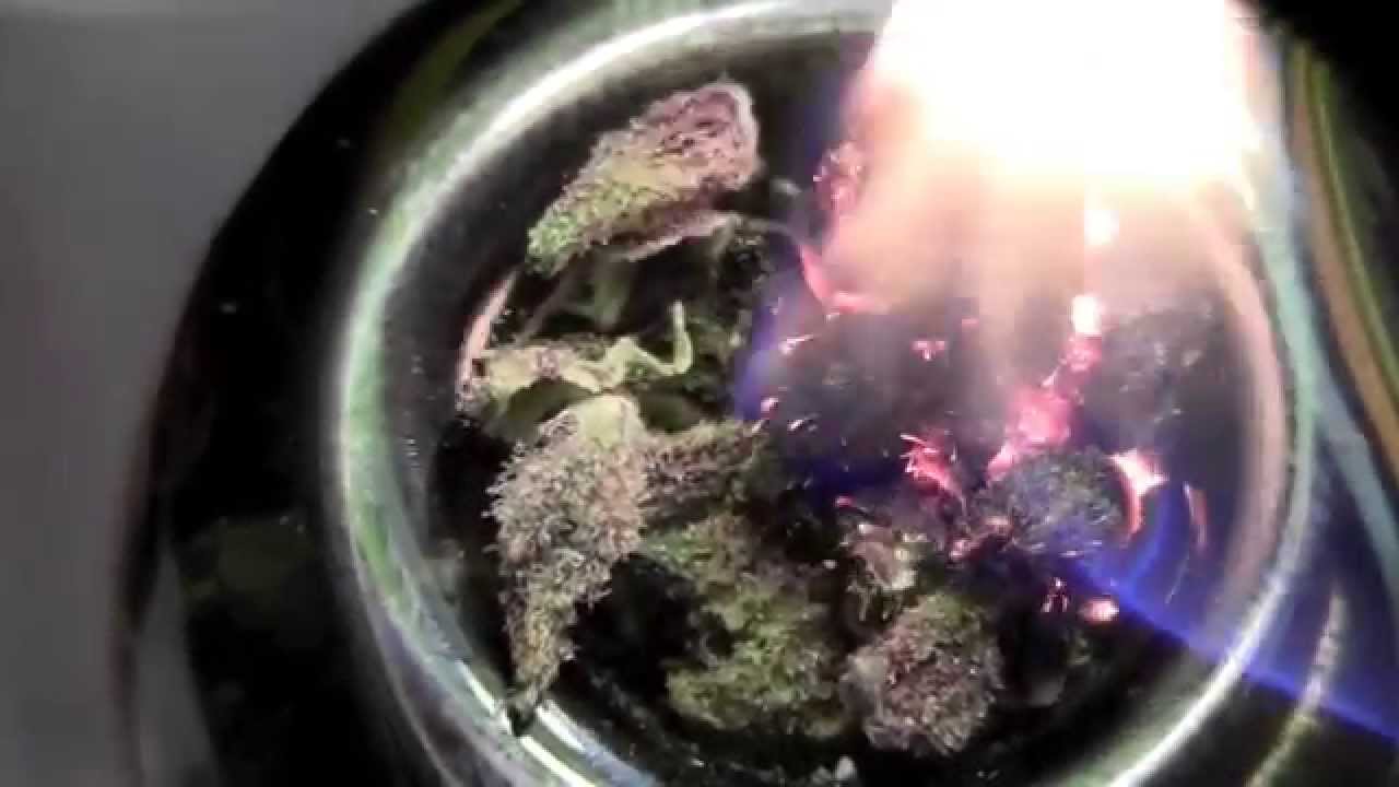 HD CLOSE UP BONG RIP