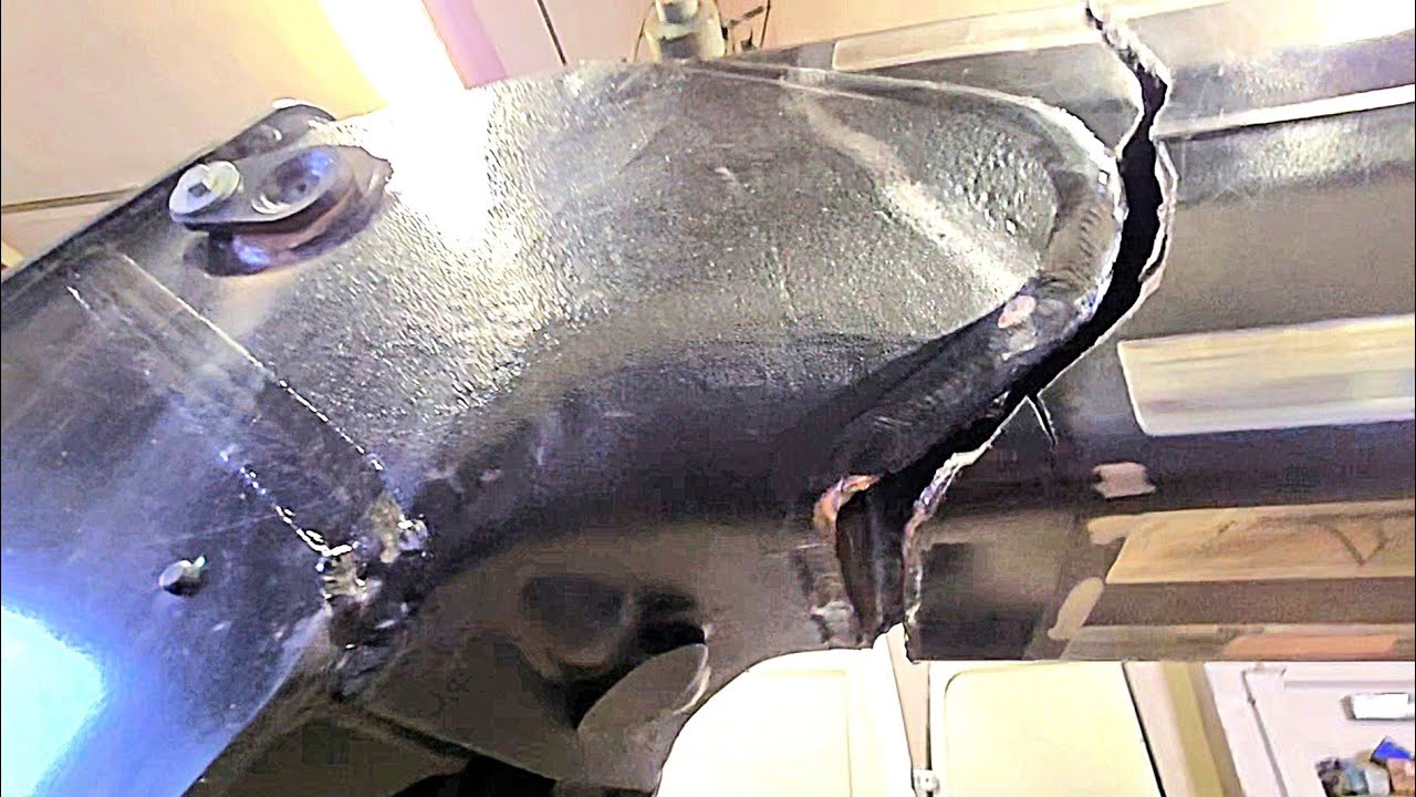 Ulomena hlava ramene manipulatoru MANITOU. Broken head of the MANITOU telehandler's boom.