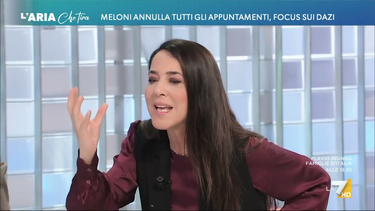 Licia Ronzulli s'infuria contro David Parenzo sbattendo un libro sul tavolo: 
