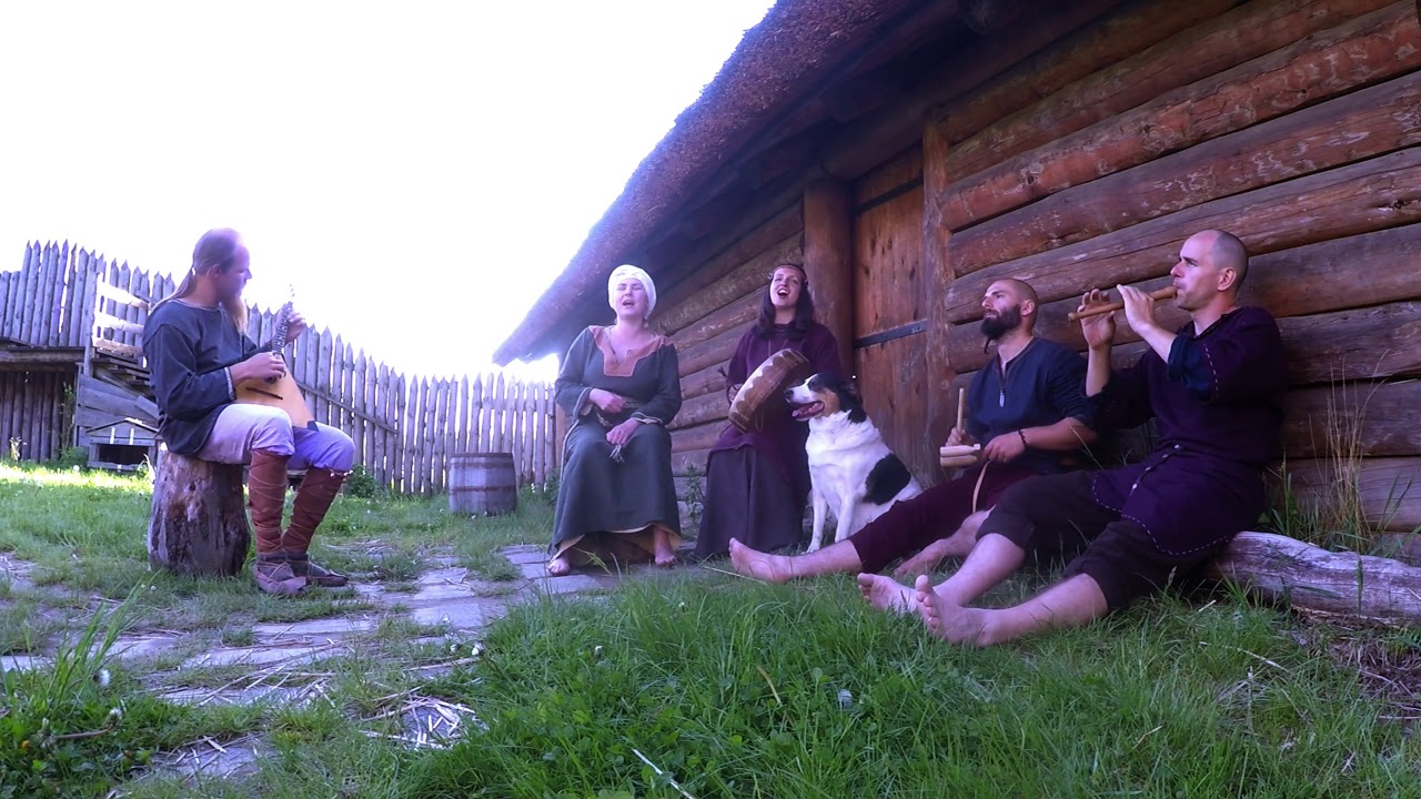 Jadą goście jadą, koło mego sadu... pieśń ludowa zaśpiewana pod chatą