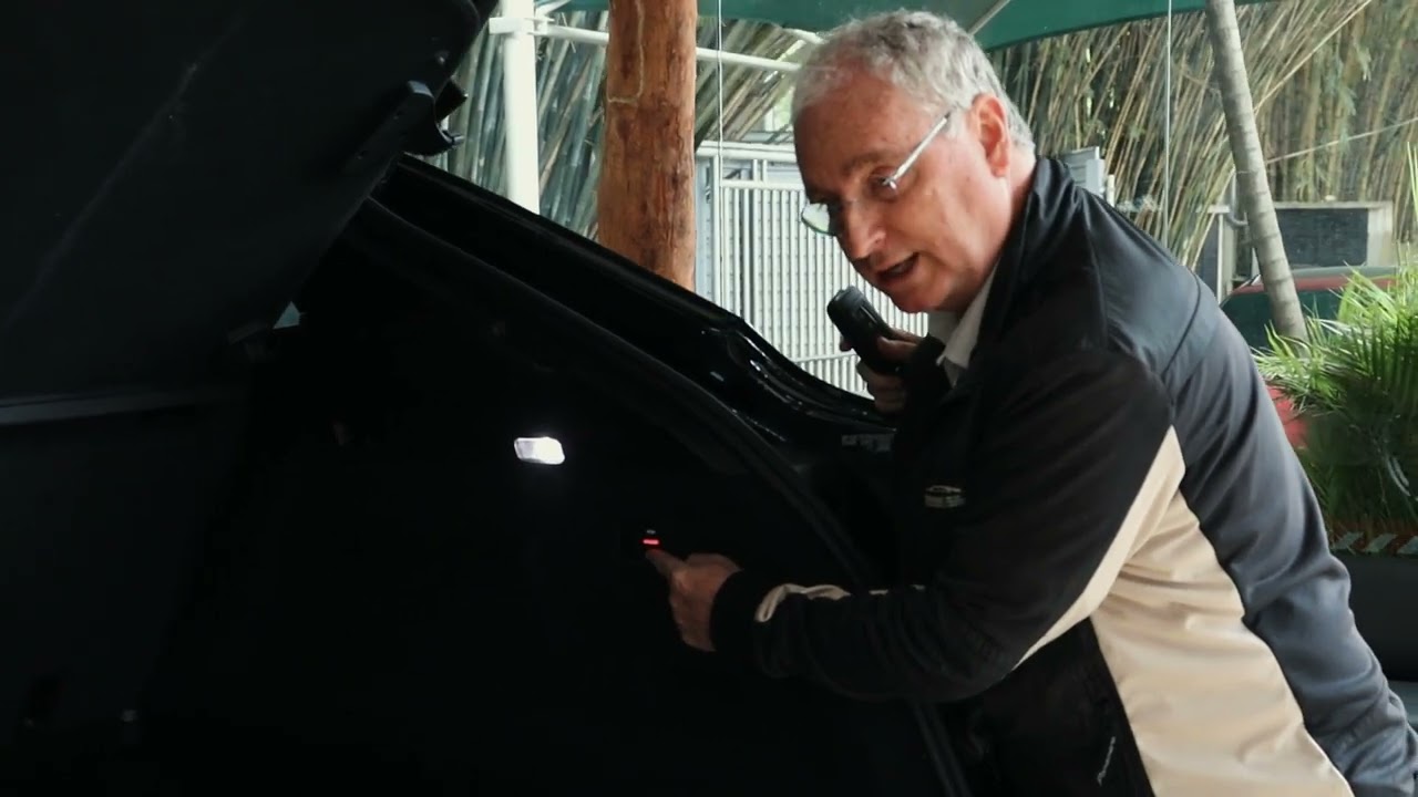 É bom saber! Opcional que facilita carregar o porta malas do seu Porsche Cayenne. @PorscheRio