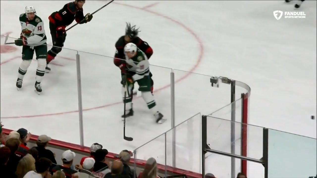 Tyler Pitlick frappe Jalen Chatfield &agrave; la t&ecirc;te