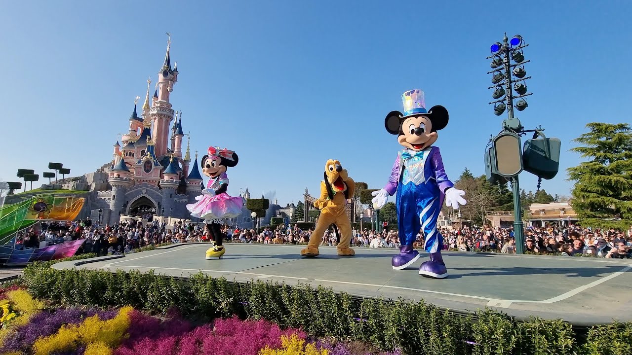 Disneyland Paris 30 ans : Parade Rêvons et le monde s'illumine face au château