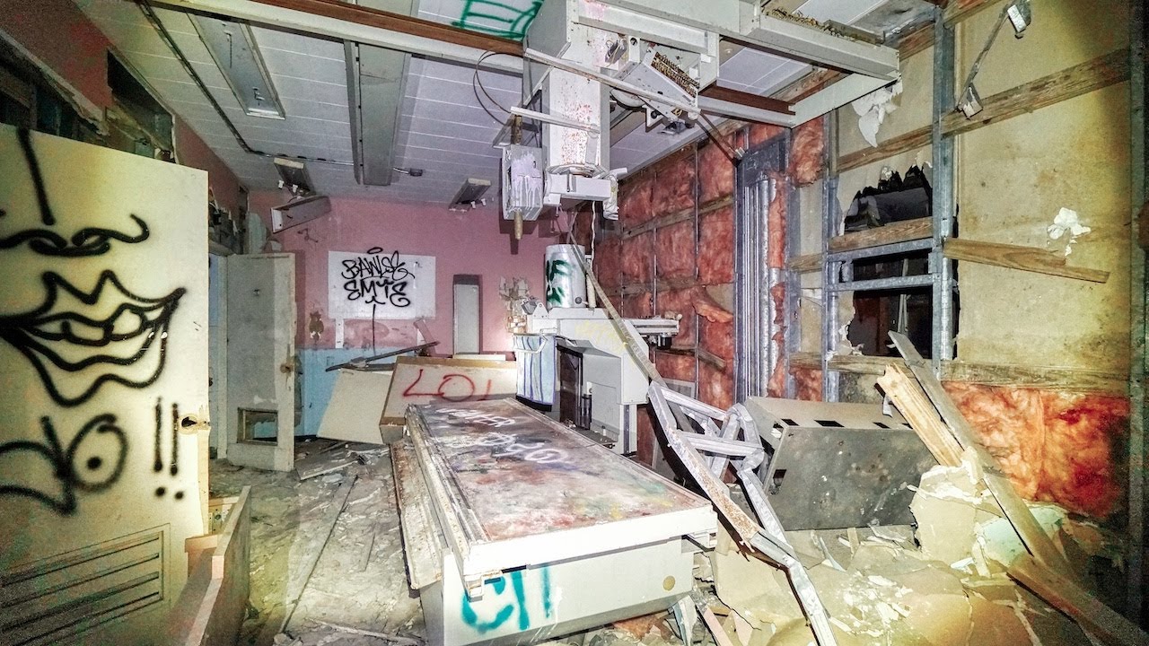 Abandoned Hospital - We Got To The Roof
