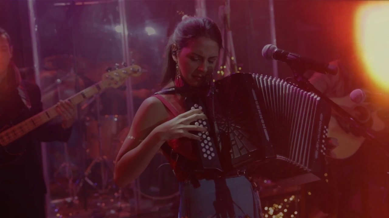 DEJA - Diana Burco [Video Lyrics]