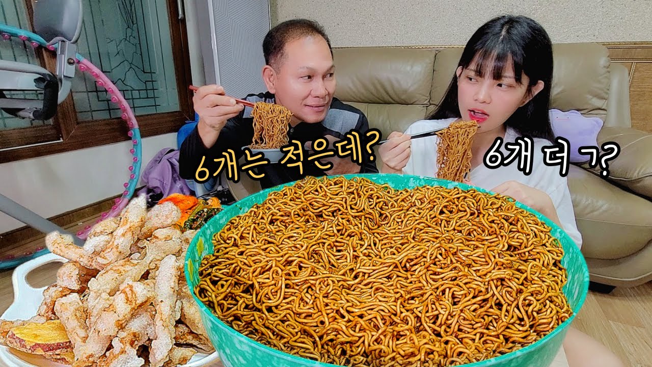 Мой папа говорит, что 6 кусочков рамэна мало😂Big jumbo Ramen eating show mukbang