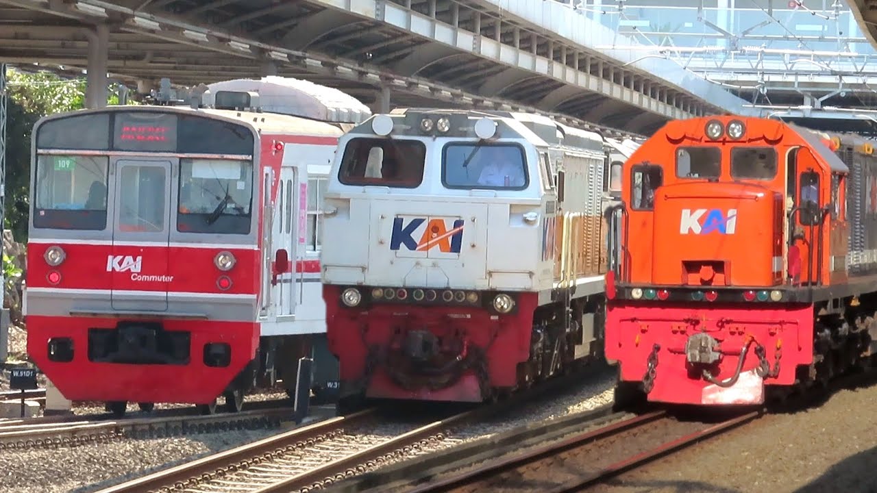 NGABUBURIT NONTON PASUKAN KERETA API DI STASIUN JAKARTA ! Spesial Kereta Argo & Lokomotif Livery RnB