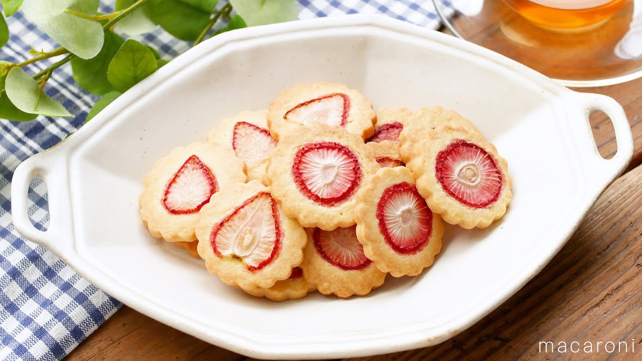 【いちごクッキー】断面かわいすぎ！「作り方教えて」と絶対聞かれるいちごクッキー🍓｜macaroni（マカロニ）