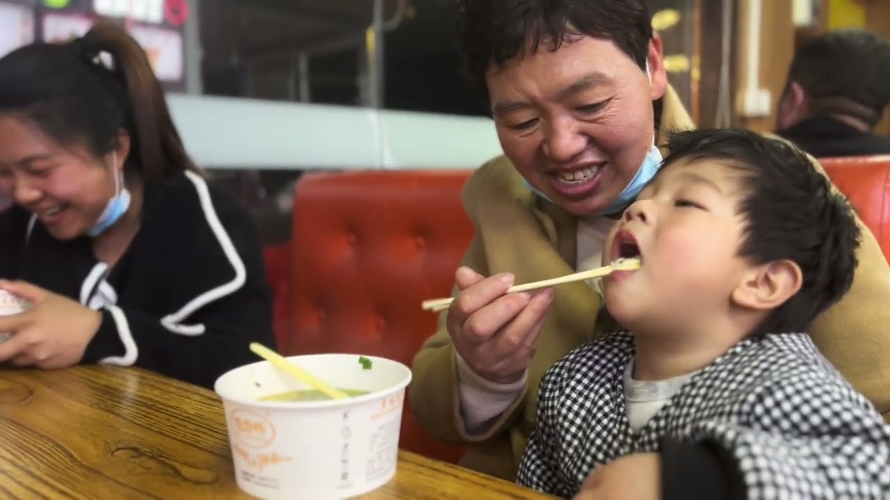 1300公里去接老爸回家，路上巍巍真是饿坏了，妈妈的剩饭都抢着吃