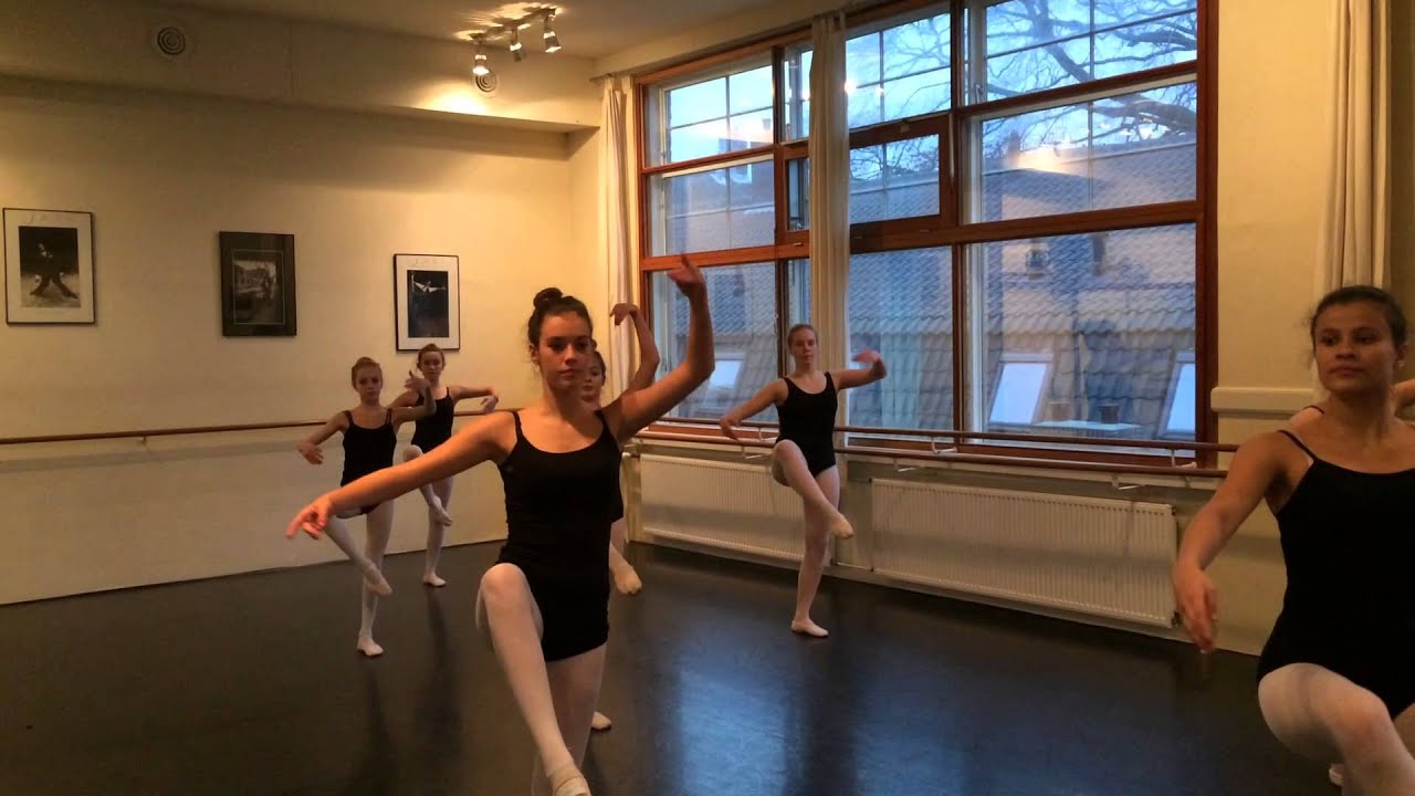 Balletlessen op de Leidse ballet en theaterschool.