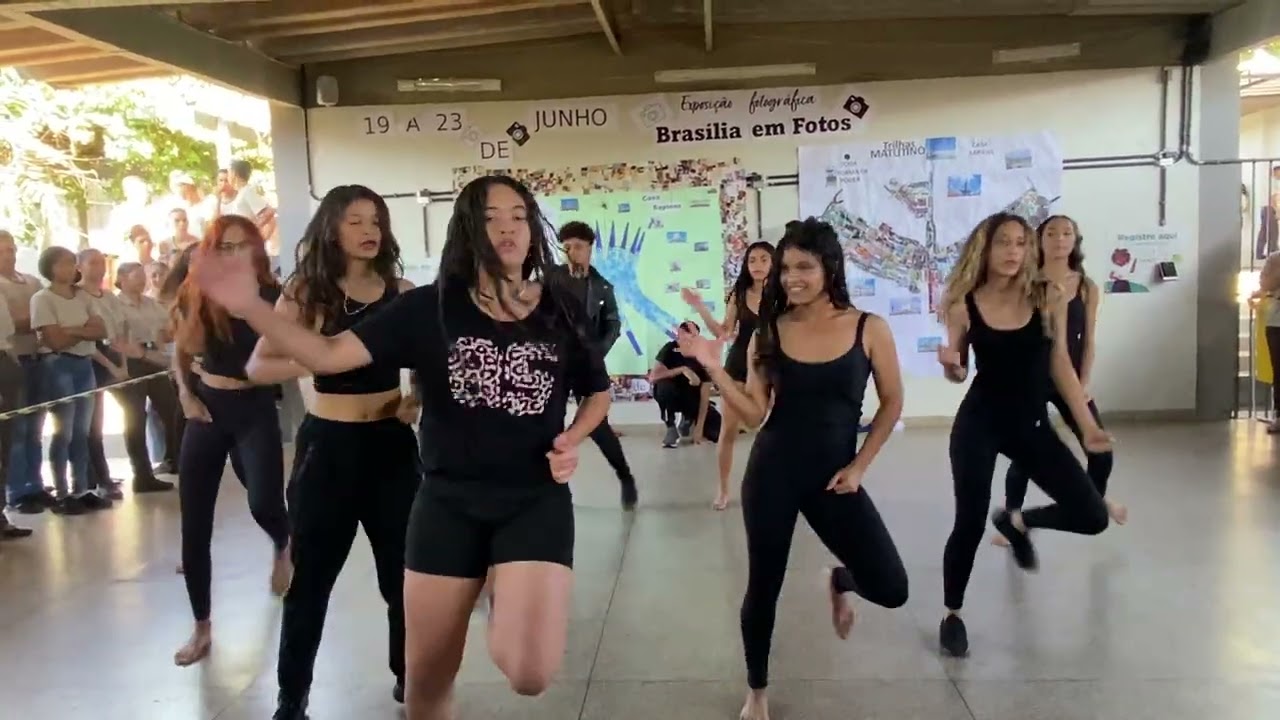 Apresentação de dança na escola 