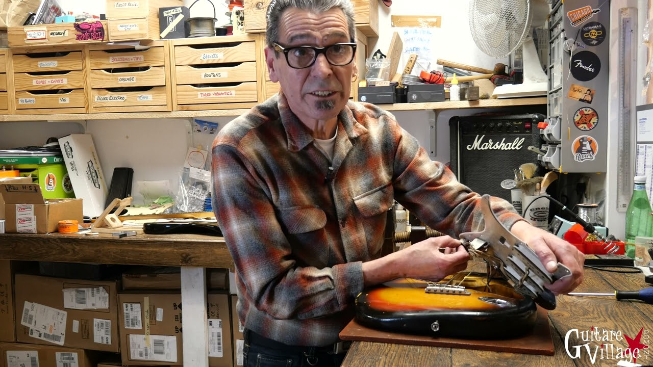 Fender Stratocaster 1966 sunburst - sur l'établi de Guitare Village