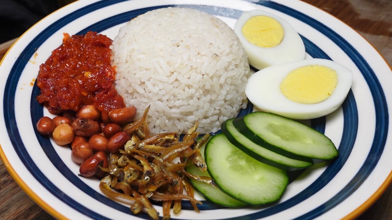 马来西亚人的国民早餐😍椰浆饭(Nasi Lemak)，用班兰叶和椰浆煮出来的米饭特别香，配上辣辣叁巴酱超级好吃🌶️Malaysian’s national breakfast 😍 Nasi Lemak