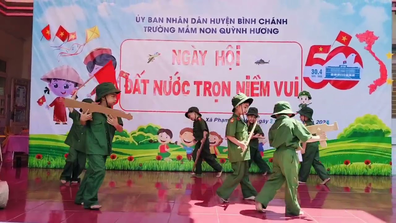 Hoạt cảnh 30/4 húc đổ cổng Dinh Độc Lập lớp Chồi 1