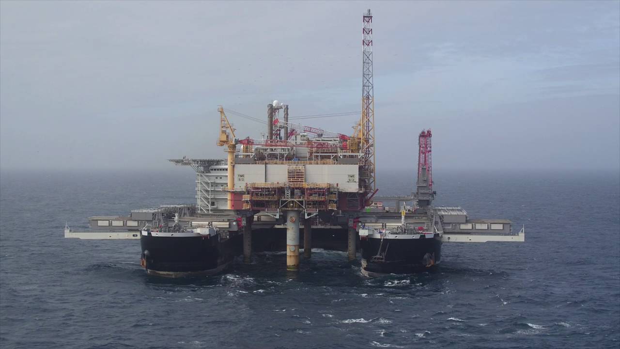 Pioneering Spirit removing the Yme topsides HD