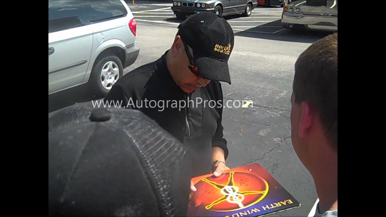 Earth Wind & Fire Signing Autographs For Autograph Pros Music Memorabilia