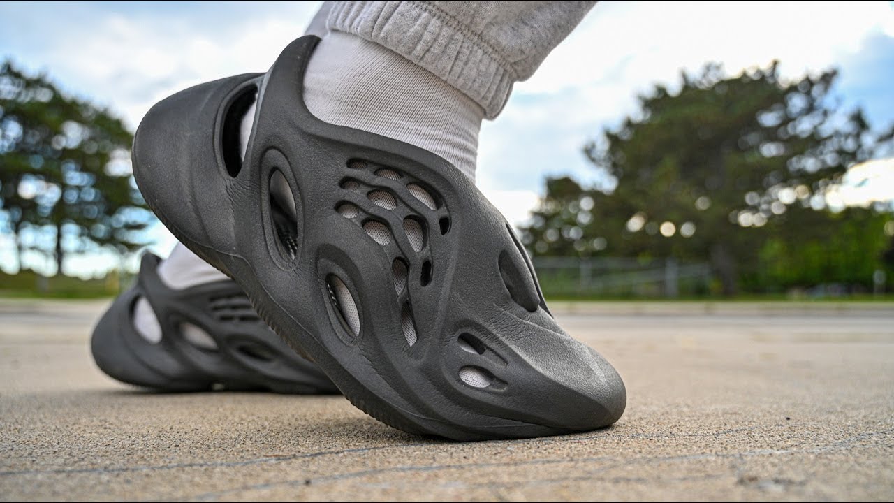 WEARING THE YEEZY FOAM RUNNER EVERY DAY FOR A MONTH! | 1 Month Wear Update (Pros vs Cons)