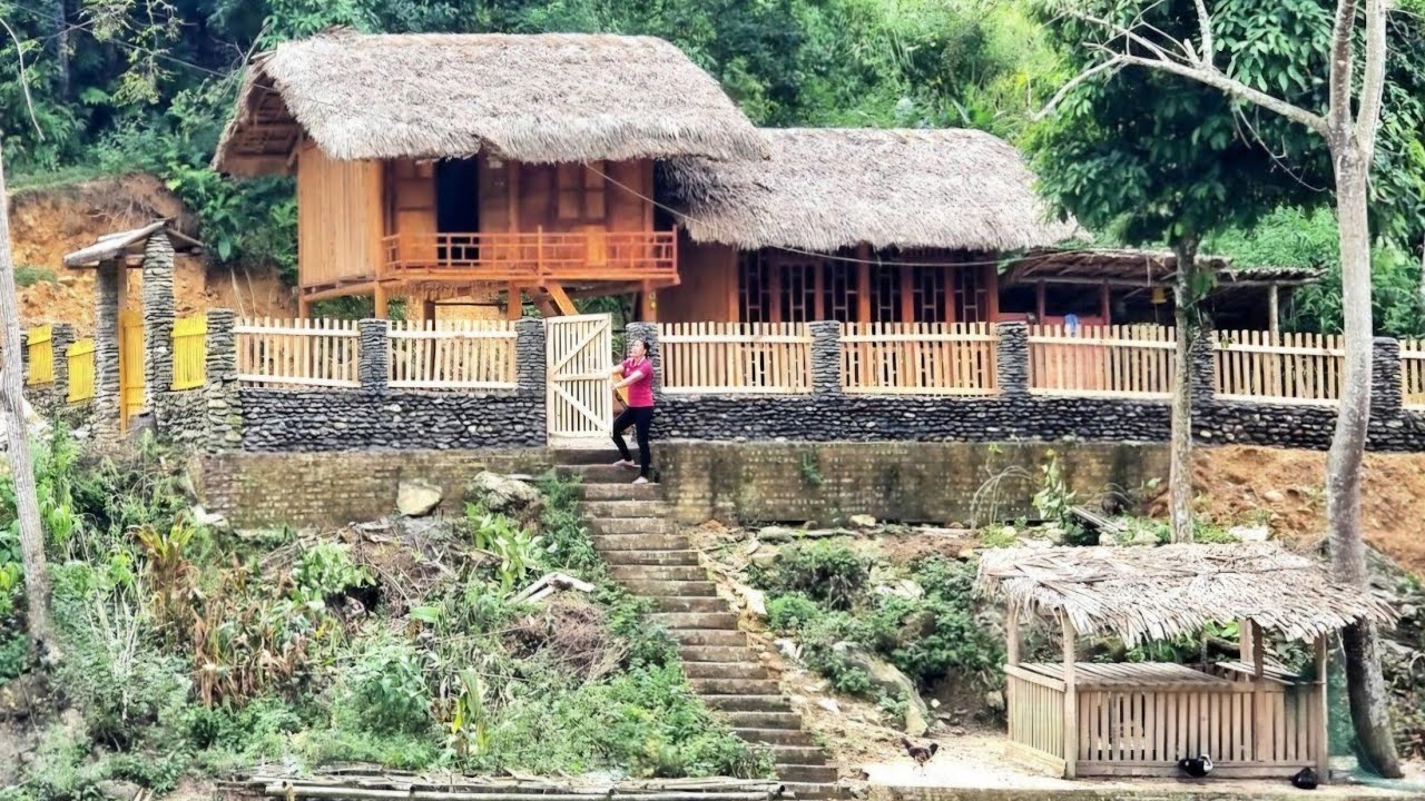 Single girl designs a beautiful wooden farm fence / Ly Nhe