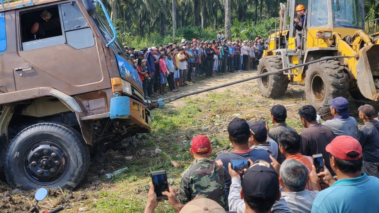 Evakuasi truck rem blong masuk parit di bantu tarik menggunakan alat leader dan truck luar biasa