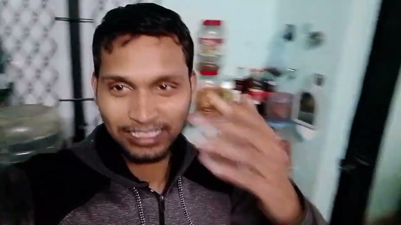 # mummy aloo kaat rhi hai aur bahen thodha naraj lag rhi hai 🤨