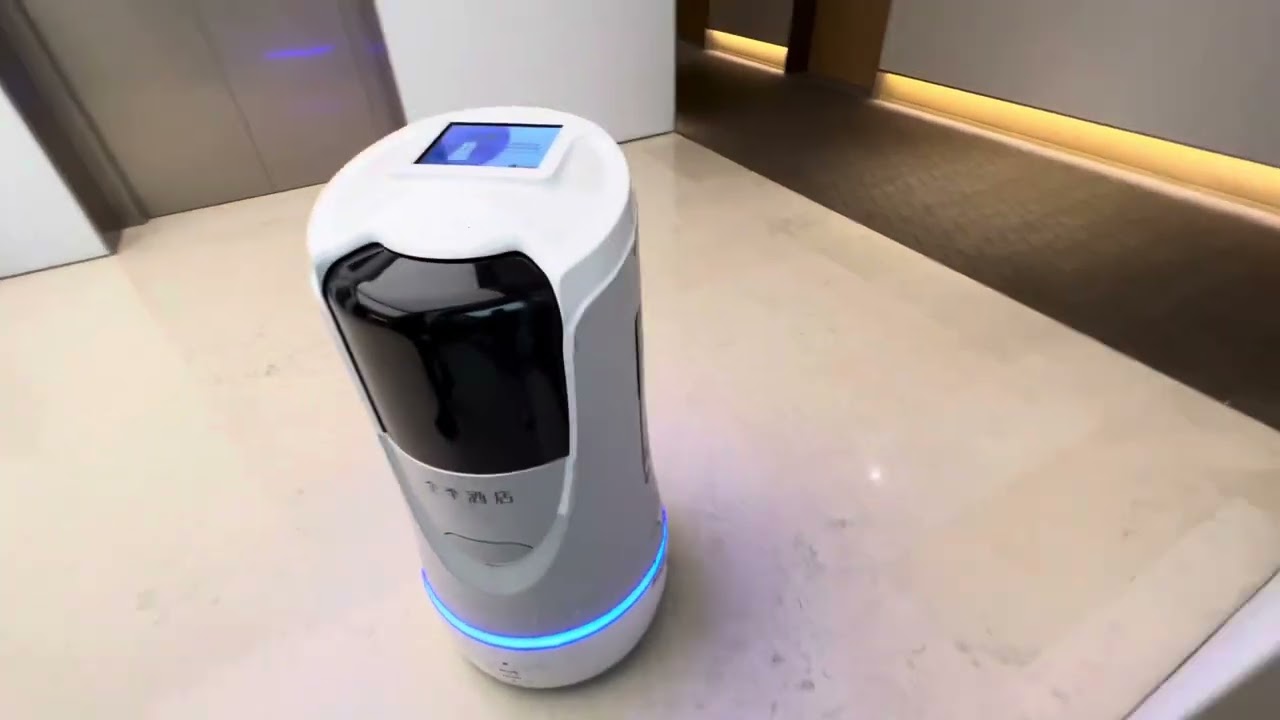 這小傢伙老是和我擠電梯⋯