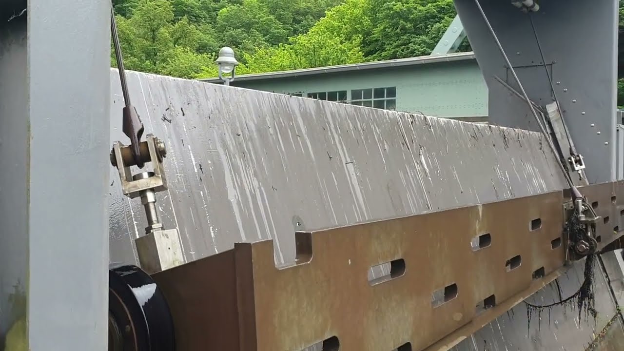 Rechen Greifer in der Eifel - Anders als bei Köttelbecke - Heimbach Wehr an dee Rur